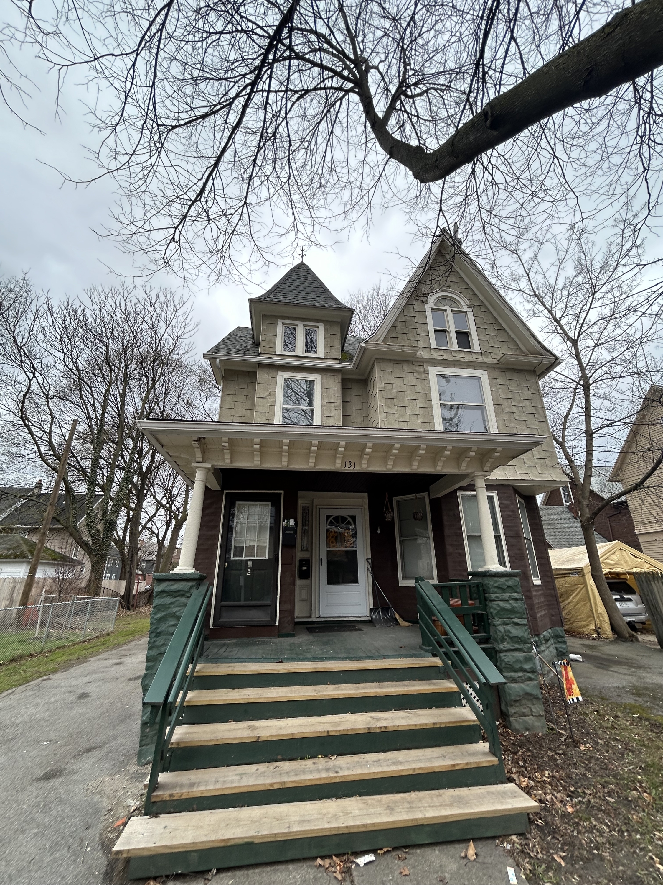 131 Baldwin Street (Louchie Properties) - Up